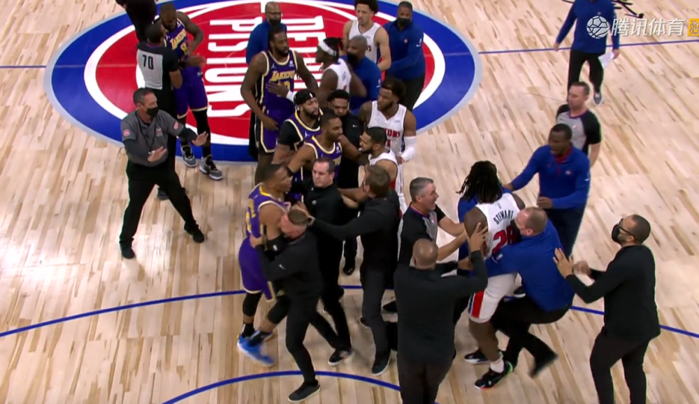 国乒技术犯规送分，詹姆斯主帅怒摔战术板！的简单介绍-开云入口